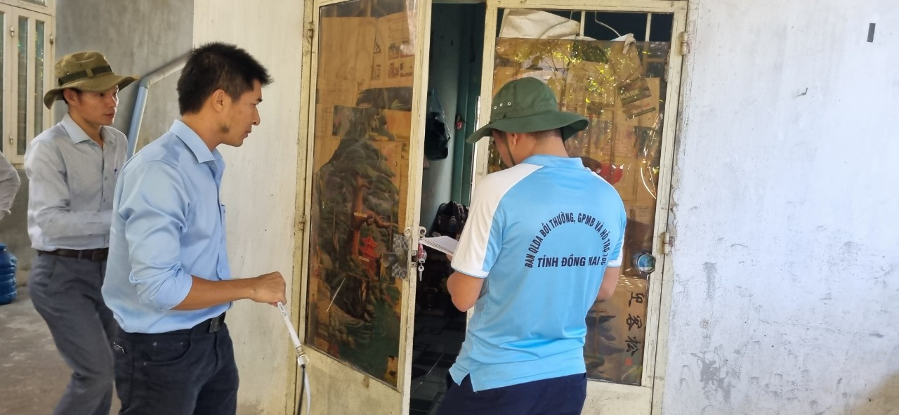 Cán bộ thực hiện kiểm đếm đối với các trường hợp bị giải tỏa thu hồi đất tại phường Phước Tân, TP Biên Hòa