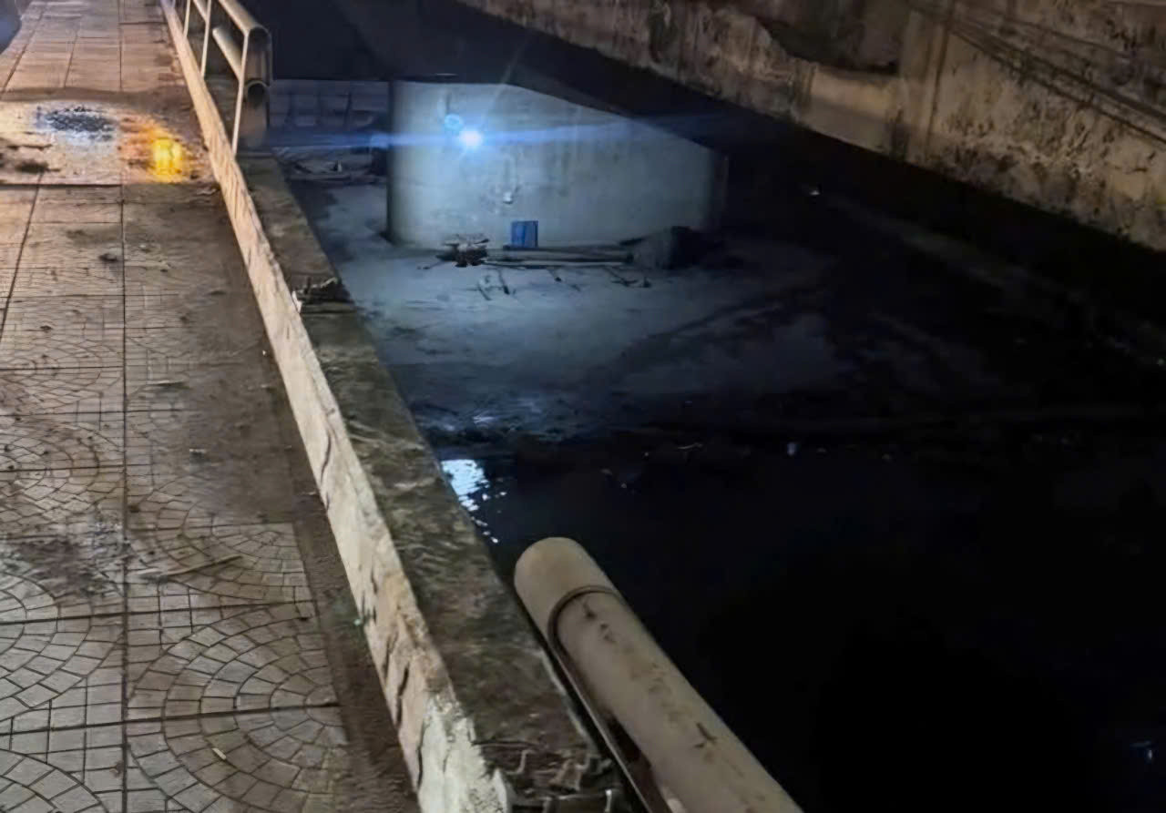 Đoạn lan can cầu bị chiếc xe gặp nạn tông gãy trước khi rơi xuống sông Đồng Nai Đoạn lan can cầu bị chiếc xe gặp nạn tông gãy trước khi rơi xuống sông Đồng Nai