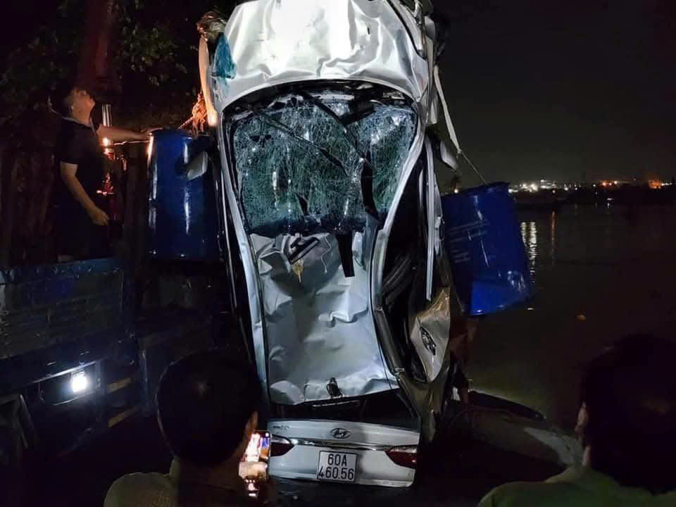 Ô tô gặp nạn được trục vớt lên bờ trong tình trạng vỡ mặt kính trước và móp thân do va đập Ô tô gặp nạn được trục vớt lên bờ trong tình trạng vỡ mặt kính trước và móp thân do va đập