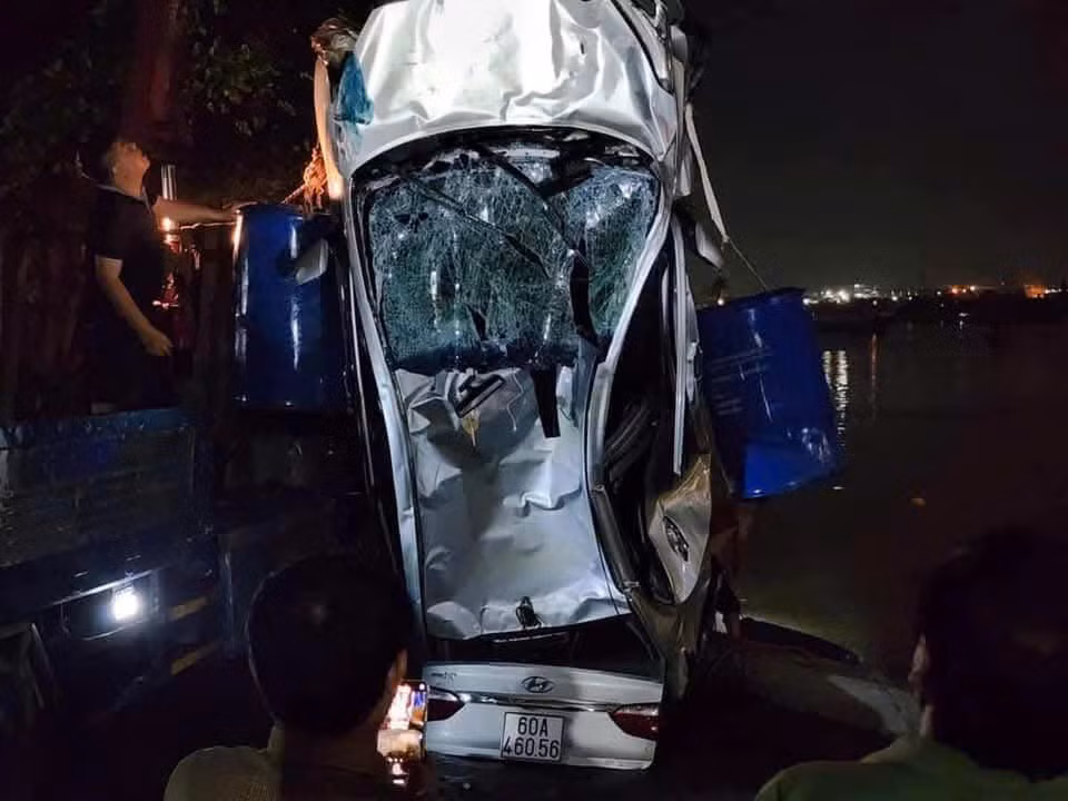 Ô tô gặp nạn được trục vớt lên bờ trong tình trạng vỡ mặt kính trước và móp thân do va đập