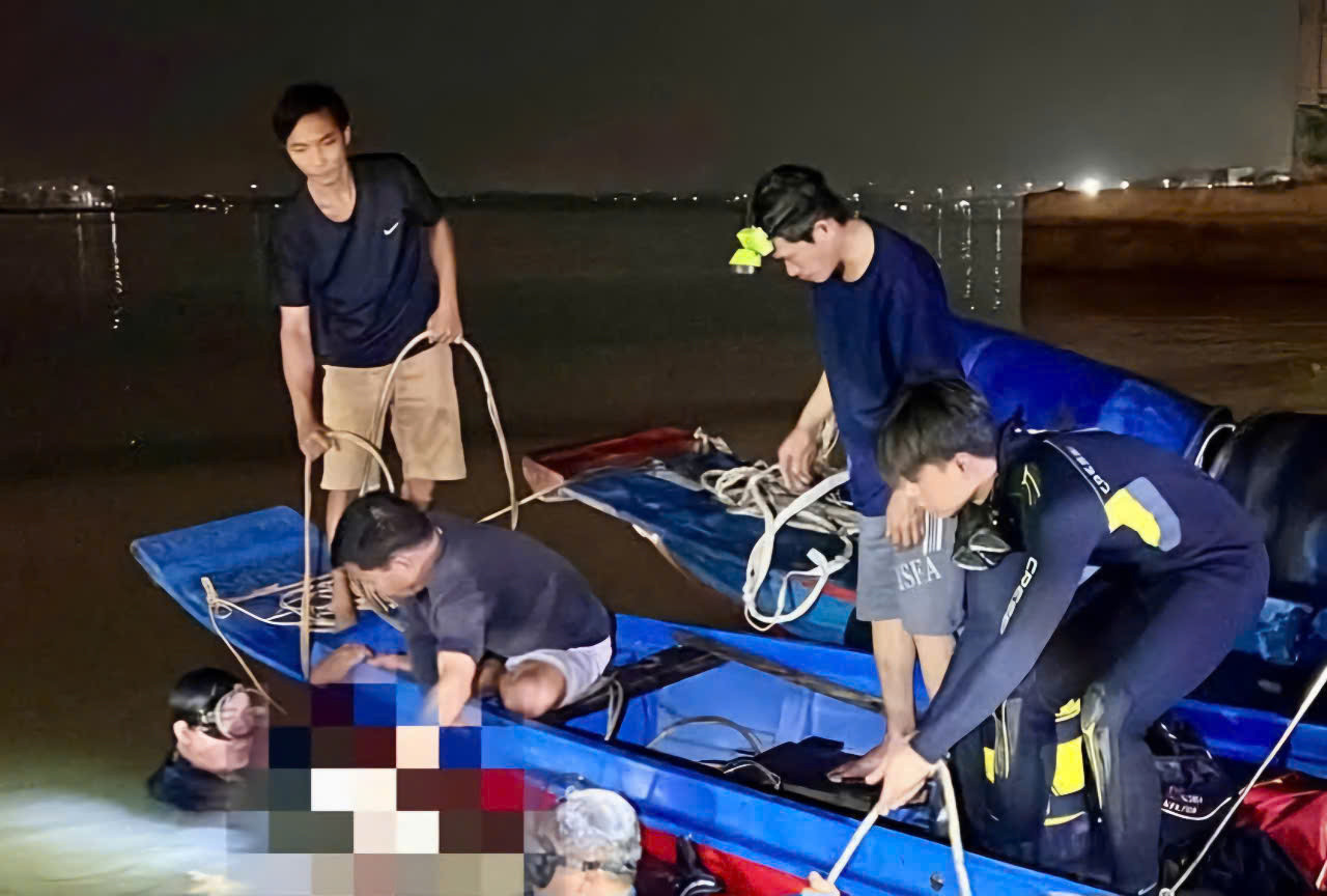 Khoảng 23h đêm 14/12, lực lượng cứu hộ đã đưa thi thể nạn nhân lên bờ Khoảng 23h đêm 14/12, lực lượng cứu hộ đã đưa thi thể nạn nhân lên bờ