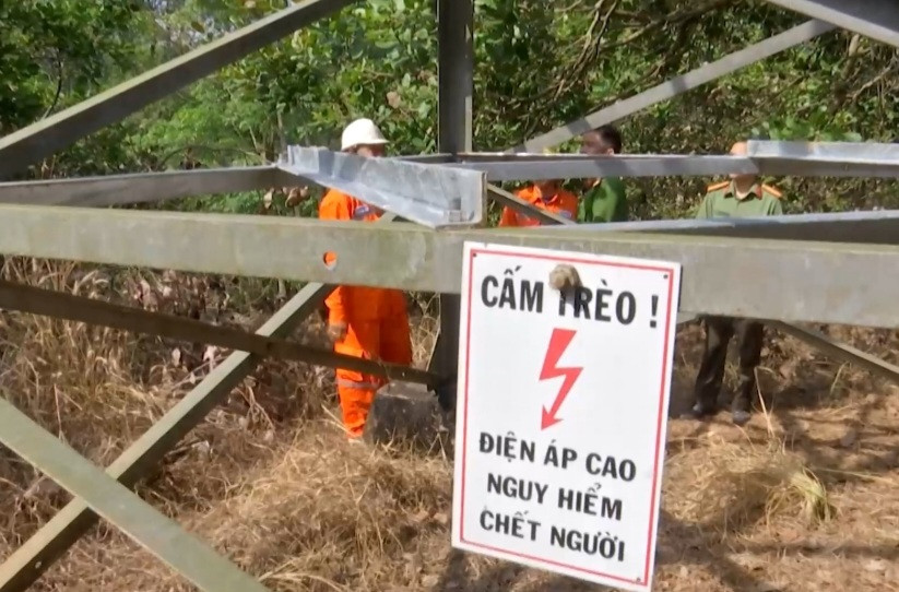 Cơ quan chức năng kiểm tra một vụ mất cắp vật tư trụ điện cao thế