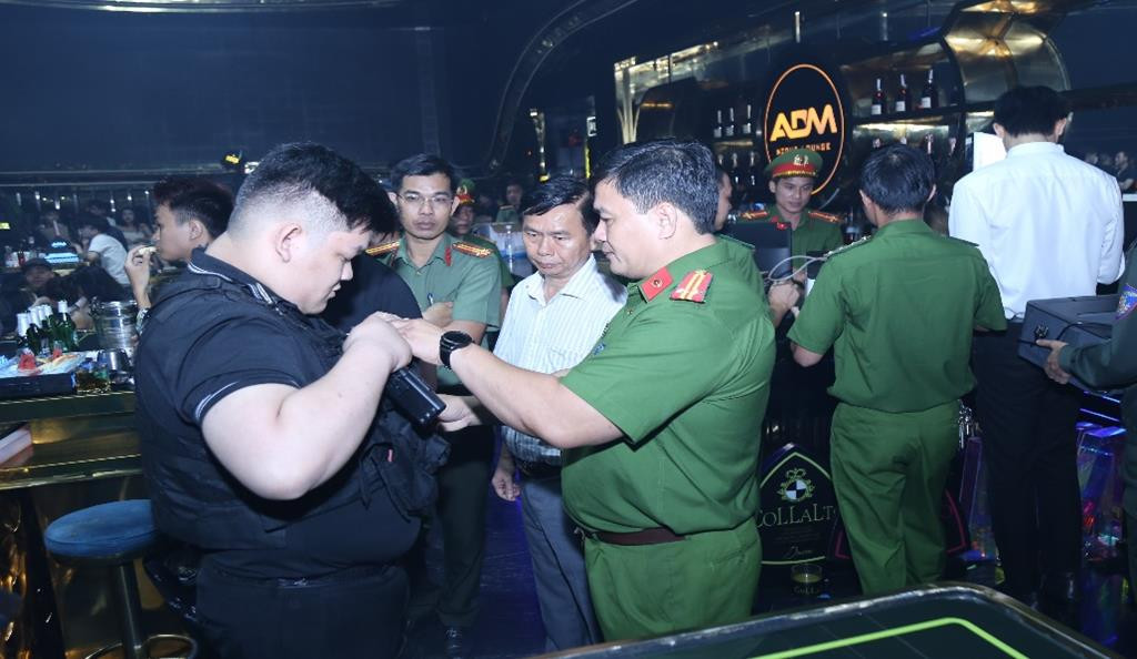 Công an kiểm tra các cơ sở kinh doanh trá hình quán bar, vũ trường