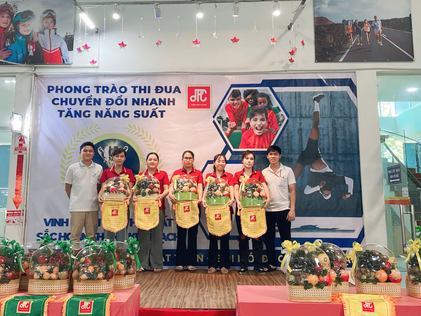 Công ty Đồng Phú Cường khen thưởng cho công nhân tiêu biểu có nhiều sáng kiến, sáng tạo trong sản xuất. Công ty Đồng Phú Cường khen thưởng cho công nhân tiêu biểu có nhiều sáng kiến, sáng tạo trong sản xuất.