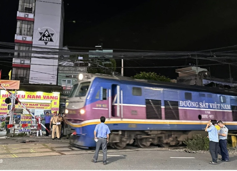 Tàu SNT5 phải dừng lại giải quyết sự cố tai nạn