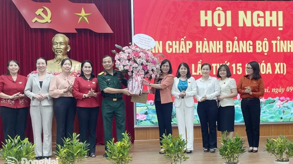 Lãnh đạo UBND tỉnh Đồng Nai tặng hoa chúc mừng Đại tá Vũ Văn Điền