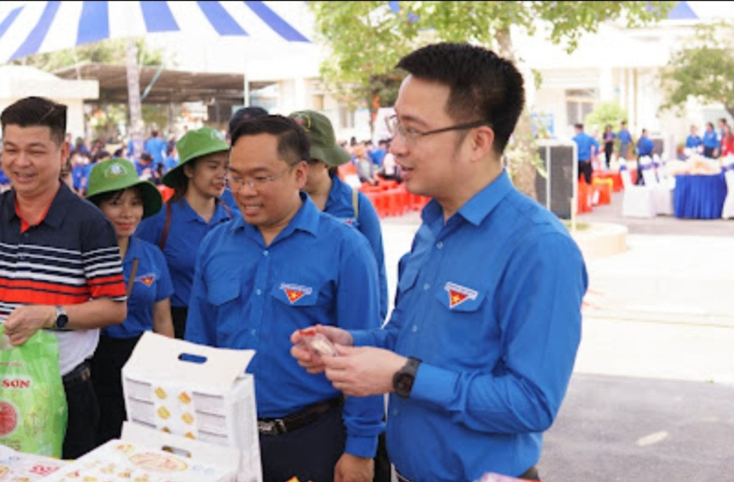 Anh Nguyễn Tường Lâm - Bí thư T.Ư Đoàn tham quan gian hàng thanh niên Anh Nguyễn Tường Lâm - Bí thư T.Ư Đoàn tham quan gian hàng thanh niên