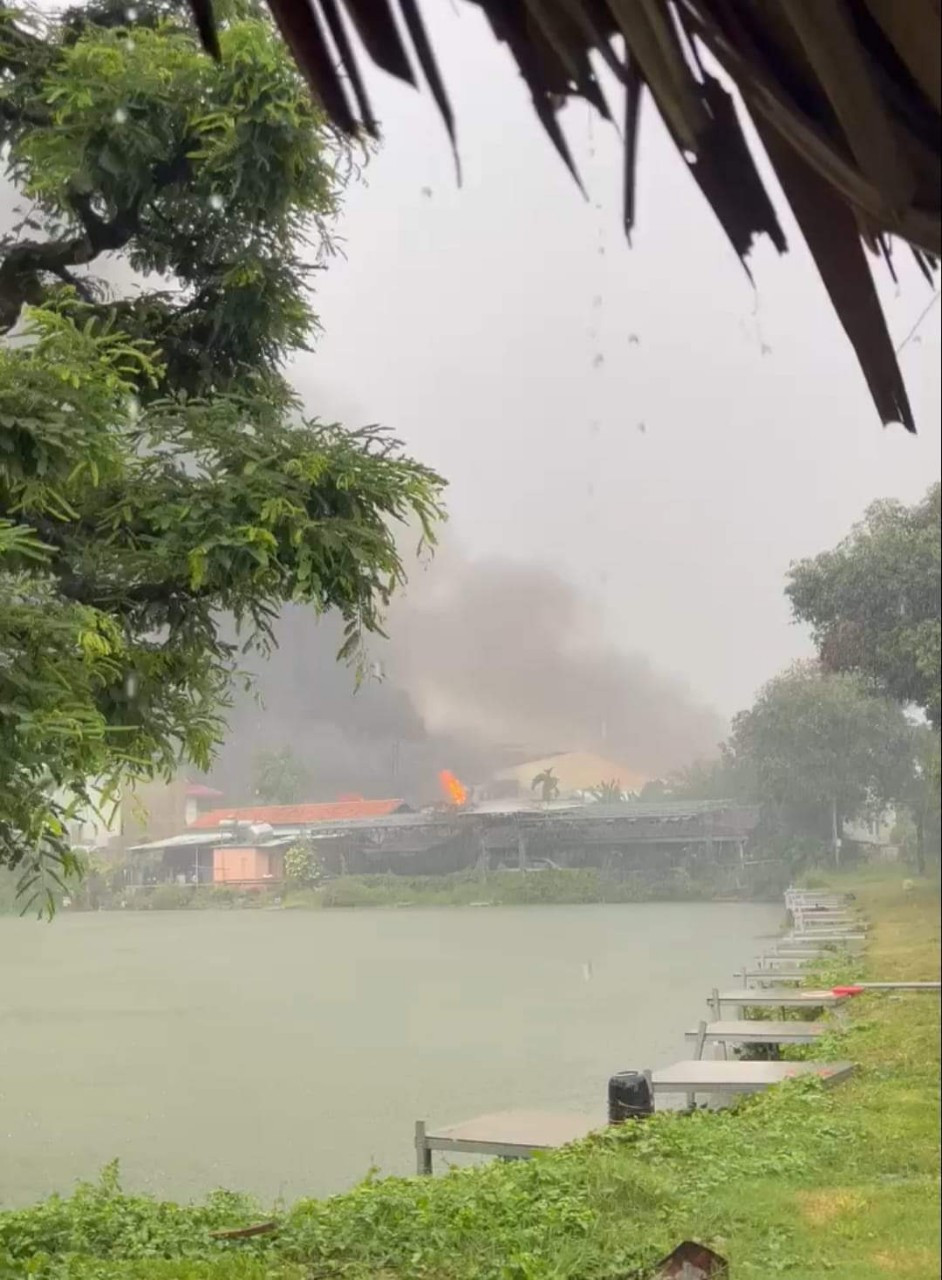 Trời mưa lớn ở thời điểm xảy ra vụ cháy. Trời mưa lớn ở thời điểm xảy ra vụ cháy.