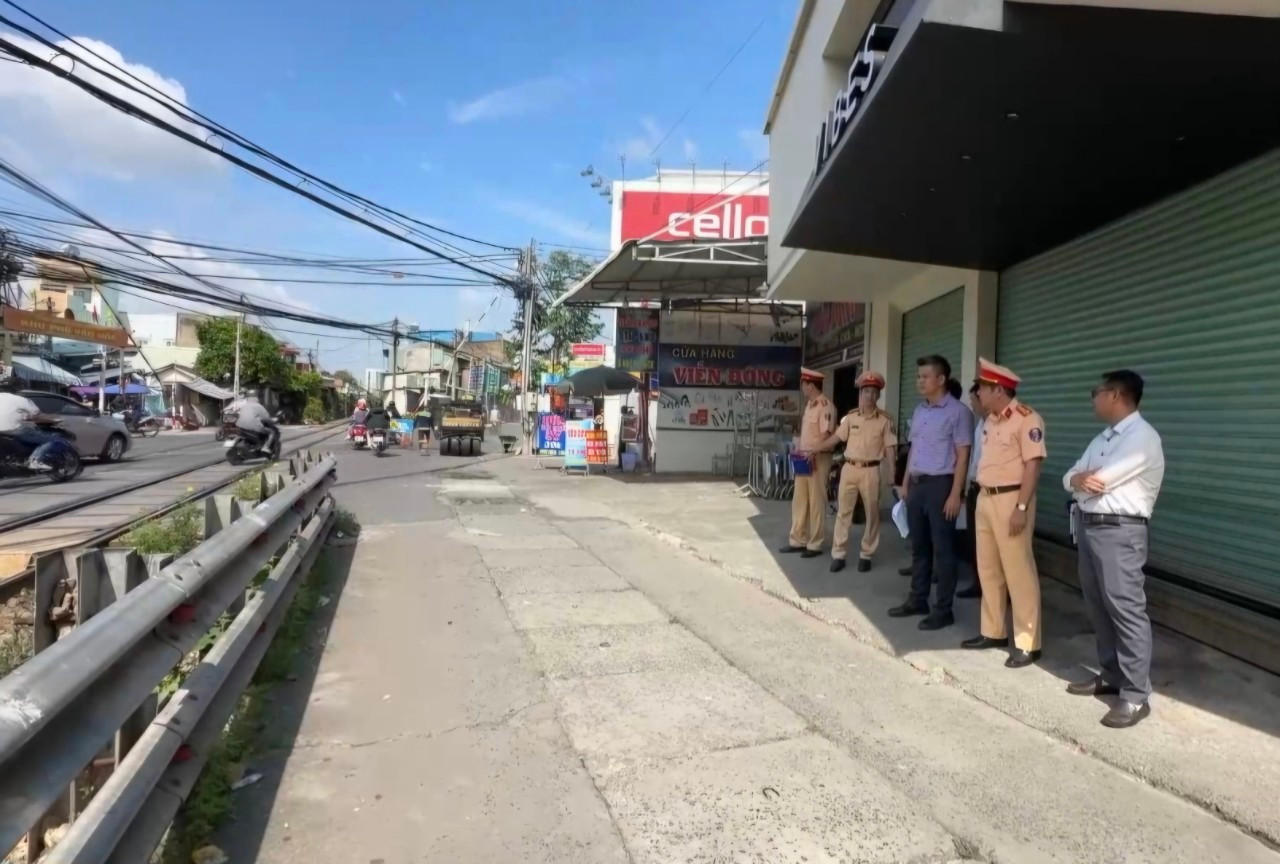 Các cơ quan chức năng kiểm tra điểm giao cắt đường bộ - đường sắt tại TP Biên Hòa Các cơ quan chức năng kiểm tra điểm giao cắt đường bộ - đường sắt tại TP Biên Hòa