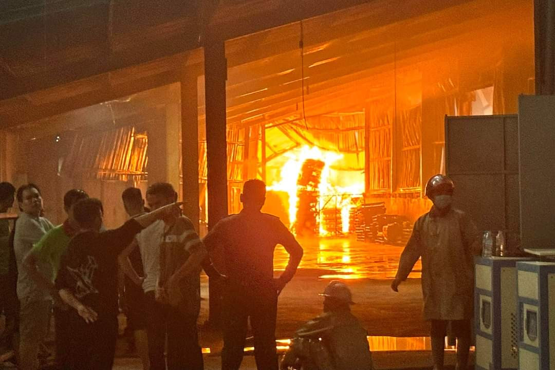 Cháy bên trong nhà xưởng công ty sản xuất gỗ. Cháy bên trong nhà xưởng công ty sản xuất gỗ.