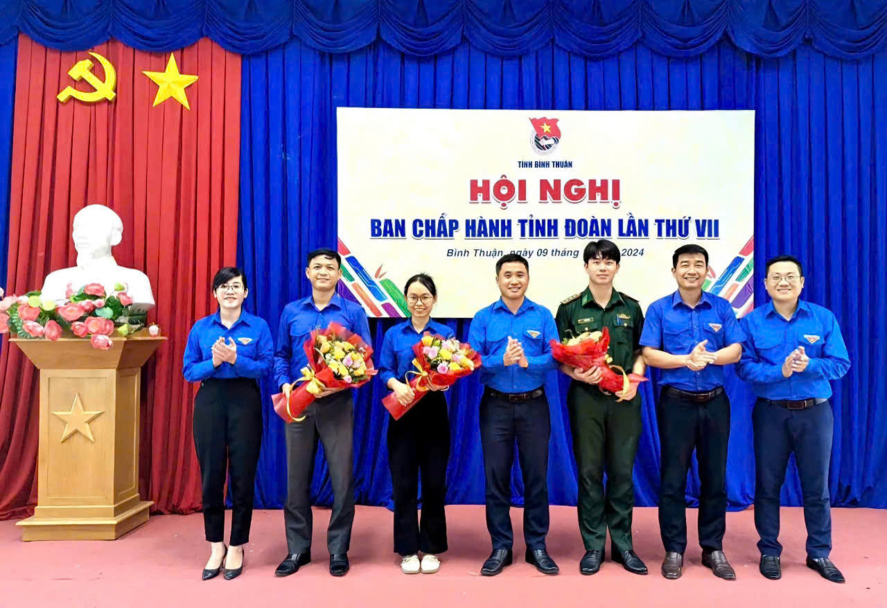 Lãnh đạo Tỉnh Đoàn Bình Thuận tặng hoa chúc mừng các anh chị được bầu vào Ban chấp hành Lãnh đạo Tỉnh Đoàn Bình Thuận tặng hoa chúc mừng các anh chị được bầu vào Ban chấp hành