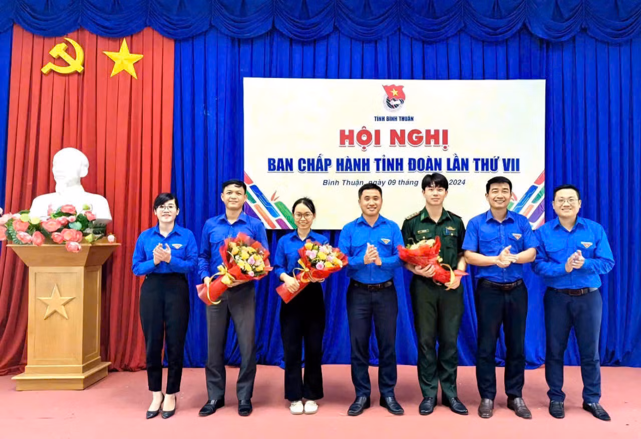 Lãnh đạo Tỉnh Đoàn Bình Thuận tặng hoa chúc mừng các anh chị được bầu vào Ban chấp hành