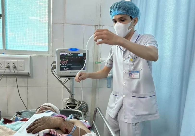 Một nạn nhân bị thương đang được điều trị tại Bệnh viện Đa khoa Thống Nhất