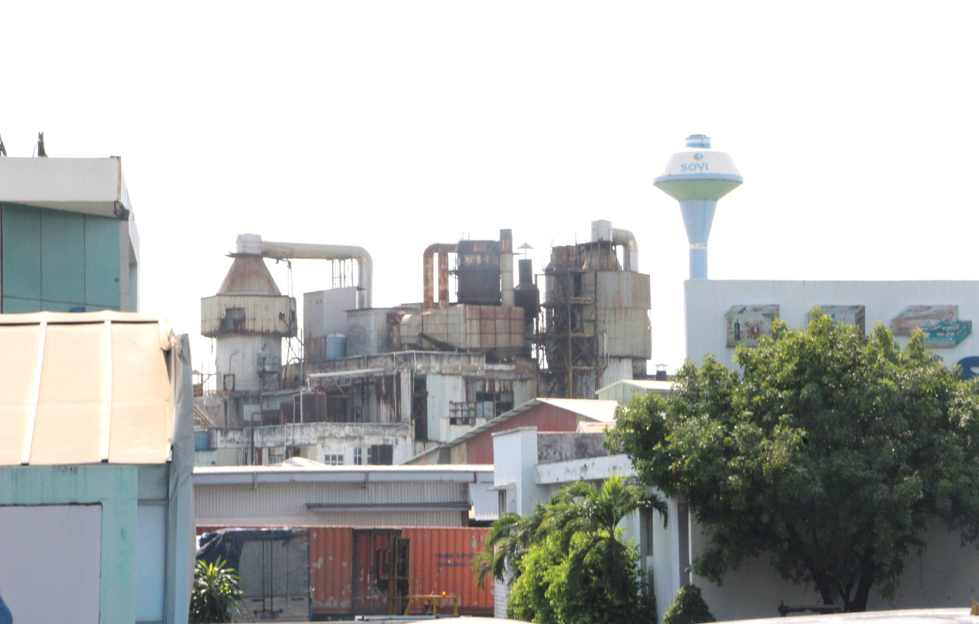 Một nhà máy trong KCN Biên Hòa 1 đã hoạt động lâu năm, hiện nay đã trở nên cũ kỹ, lạc hậu.