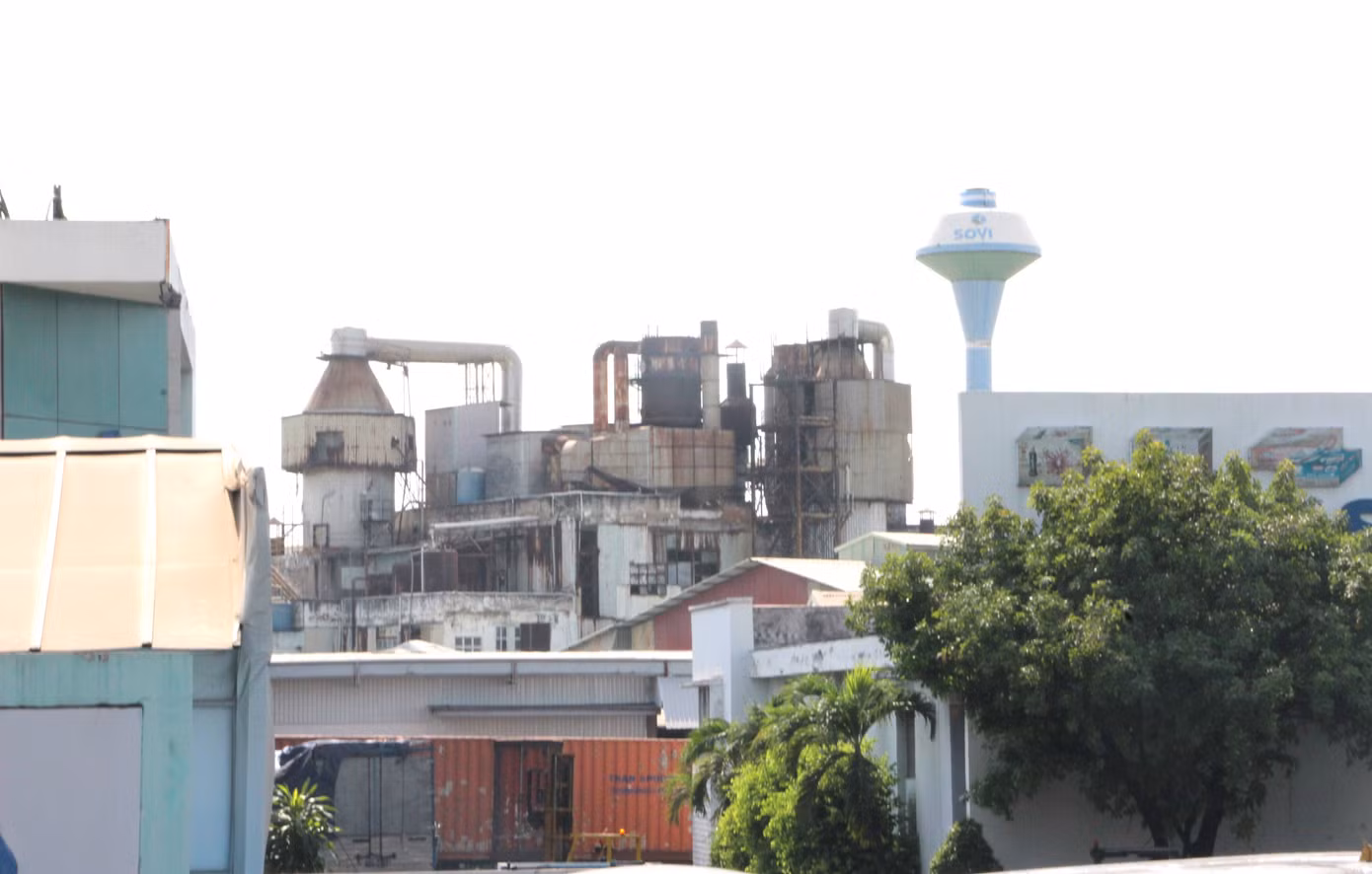 Một nhà máy trong KCN Biên Hòa 1 đã hoạt động lâu năm, hiện nay đã trở nên cũ kỹ, lạc hậu.