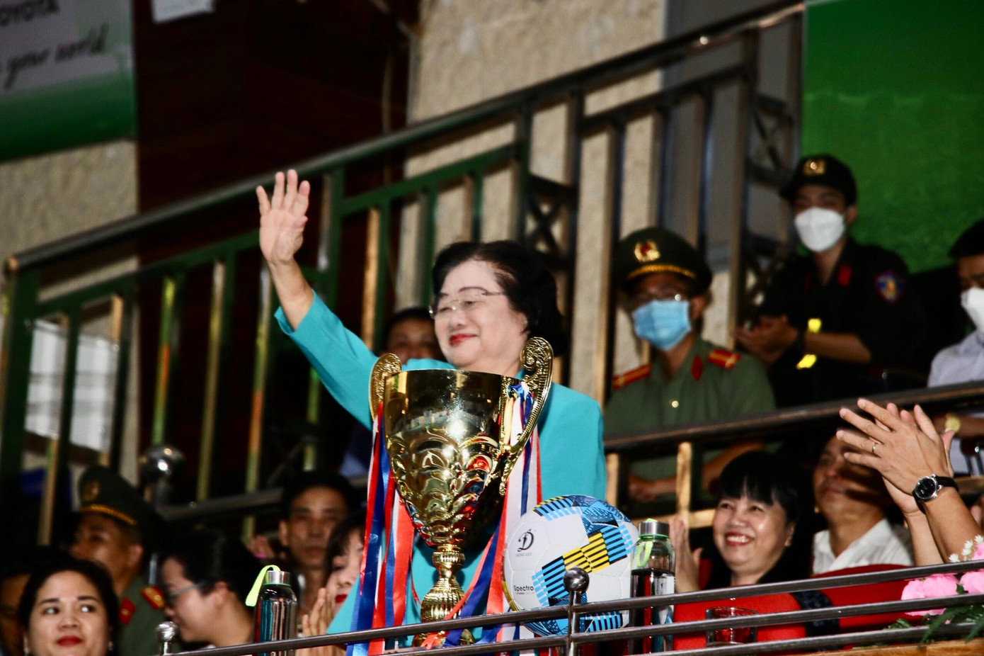 Bà Trương Mỹ Hoa, nguyên Phó Chủ tịch nước, dự khán trận chung kết giải U9