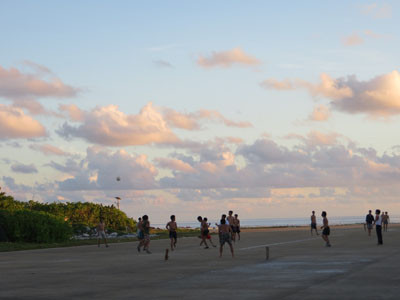 Chiều xuống, lính đảo lại chơi bóng đá và bóng chuyền