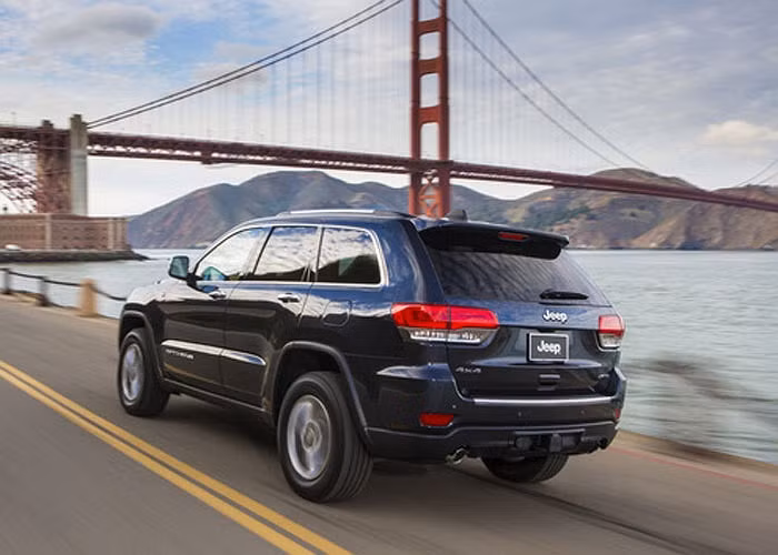 Jeep Grand Cherokee EcoDiesel, dòng sedan cơ lỡn này sử dụng động cơ 6 xy lanh có khả năng tăng tốc ấn tượng cùng cabin rộng rãi, tiện nghi