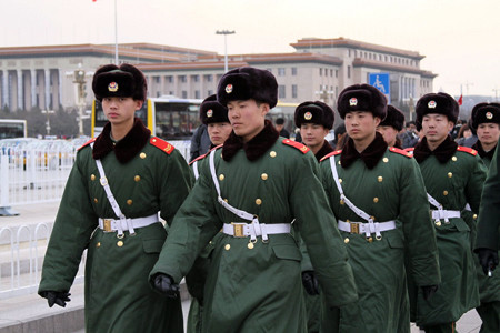 Binh sĩ Trung Quốc mặc quân phục đông khi làm nhiệm vụ