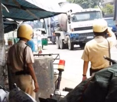 CSGT bước ra từ góc khuất để thổi phạt các xe vi phạm giao thông (ảnh: internet) 