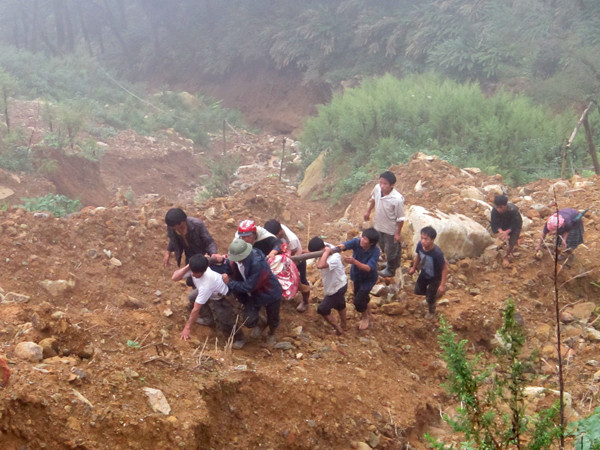 Các nạn nhân xấu số lần lượt được tìm thấy