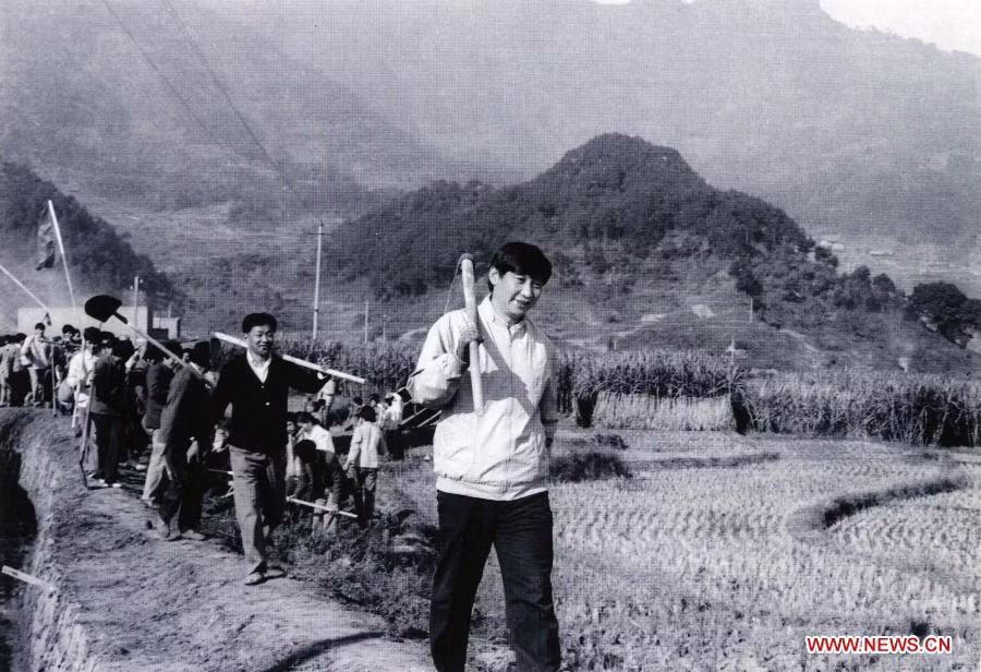 Ông Tập Cận Bình khi tham gia chương trình nghiên cứu nông thôn năm 1988