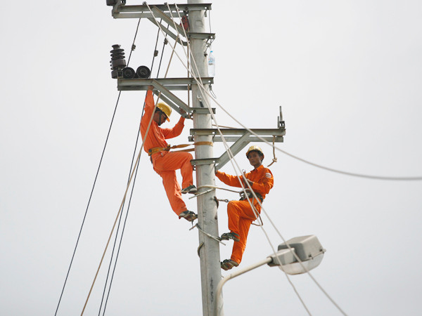 Thu nhập của lãnh đạo EVN đang gấp nhiều chục lần so với thu nhập của công nhân ngành điện. Ảnh: Xuân Phú