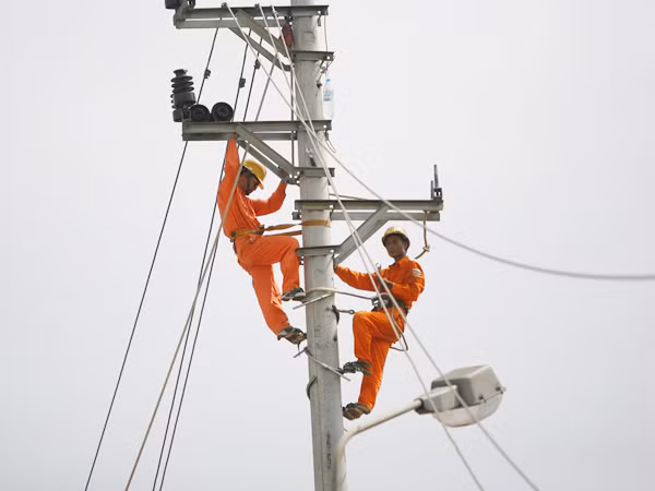 Thu nhập của lãnh đạo EVN đang gấp nhiều chục lần so với thu nhập của công nhân ngành điện. Ảnh: Xuân Phú