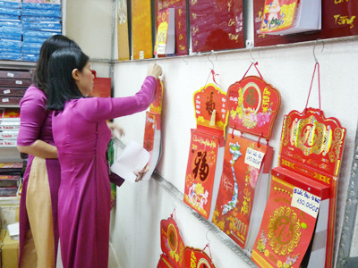 Nhiều mẫu lịch đẹp bày bán tại Tổng công ty Sách VN - 44 Tràng Tiền, Hà Nội. Ảnh: Thanh Hoa. Nhiều mẫu lịch đẹp bày bán tại Tổng công ty Sách VN - 44 Tràng Tiền, Hà Nội. Ảnh: Thanh Hoa