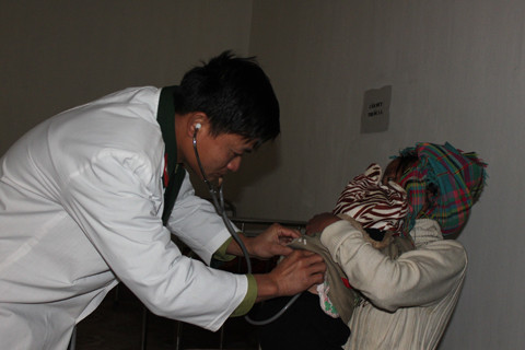 Khám bệnh cho bệnh nhân