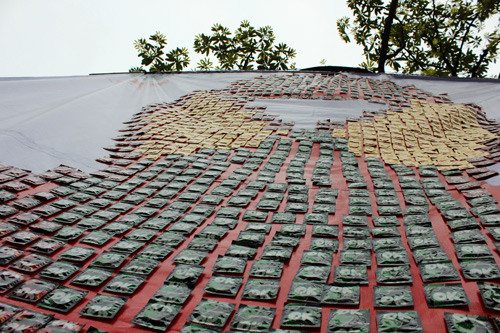  Bức tranh khổng lồ với khoảng 3.500 chiếc bao cao su