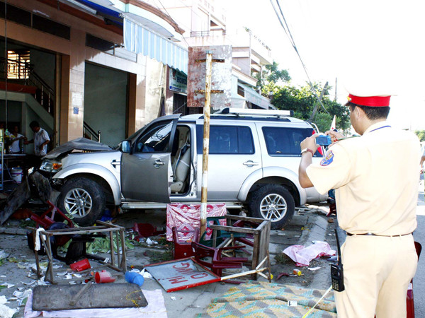 Chiếc xe điên của tài xế ngủ gục Trần Xuân Đông lao lên vỉa hè cướp đi mạng sống một lúc 8 người. Ảnh: N.T
