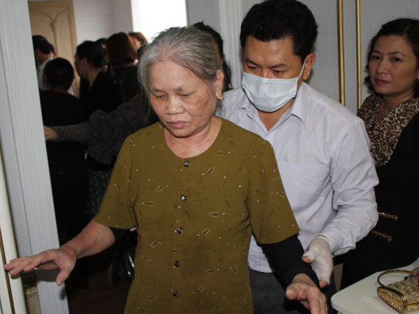 Một bệnh nhân bị liệt dần đi được sau khi bấm huyệt