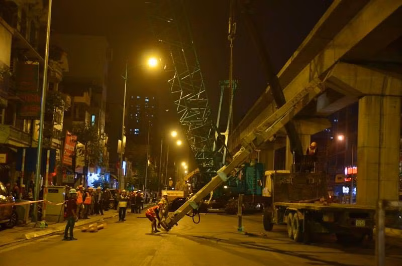Dùng cẩu khổng lồ đưa tàu Hà Nội-Cát Linh vào đường ray ảnh 7