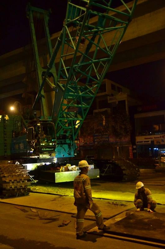 Dùng cẩu khổng lồ đưa tàu Hà Nội-Cát Linh vào đường ray ảnh 9
