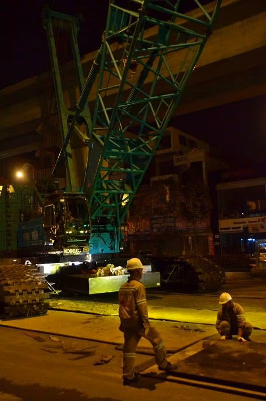 Dùng cẩu khổng lồ đưa tàu Hà Nội-Cát Linh vào đường ray ảnh 9