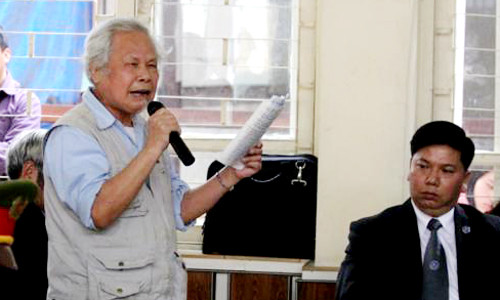 Từ sáng sớm rất đông các chiến sỹ công an, lực lượng bảo vệ có mặt để chuẩn bị an minh cho phiên tòa. Các phóng viên đã tới tòa từ rất sớm để chuẩn bị tác nghiệp, đưa tin. Luật sư Huỳnh - người bảo vệ lợi ích cho gia đình bị hại. Trong khi gia đình bị hại phẫn nộ, đau đớn... ... thì người nhà bị cáo Luyện lo lắng "ẩn" vào chỗ khuất. Ba bị cáo được áp tải tới tòa án và được hộ tống bởi khoảng gấn 300 chiến sĩ cảnh sát. Bị cáo Lê Văn Mến (bố của Lê Văn Luyện) bước vào tòa Khi thấy Lê Văn Luyện, người nhà cháu Bích đã xô tới kêu khóc, la ó đòi công bằng khiến lực lượng công an buộc phải áp tải cả ba bị cáo ra phòng Kiểm sát viên để bảo vệ. Lê Văn Luyện mặc quần bò áo sơ mi, khuôn mặt trắng trẻo gầy hơn lần xét xử sơ thẩm ngồi lặng thinh đợi phiên tòa bắt đầu. Lê Văn Luyện quay sang nhìn bố không nói được câu nào. Lê Văn Luyện lí nhí khai nhận toàn bộ quá trình gây án giết người, cướp vàng tại tiệm vàng Ngọc Bích Bị cáo Lê Văn Miên cho rằng vì quá thương con và hiểu biết pháp luật "nông cạn" nên mới bao che tội cho con mình. Tòan cảnh phiên tòa. Phiên tòa buổi sáng kết thúc, thấy gia đình bị hại quá bức xúc, rất nhiều cảnh sát vây quanh các bị cáo nhằm tránh xảy ra xô xát. Các bị cáo được áp tải lên xe trở về nơi giam giữ chuẩn bị cho phiên xử buổi chiều. Các bị cáo được tháo còng sau khi được dẫn giải tới phiên tòa Các bị cáo ngồi lặng lẽ trong vồng vây của lựng lượng bảo vệ trong khi gia đình người bị hại la ó. Lê Văn Luyện ngáp ngắn ngáp dài không cần lấy tay che... Và nắm chặt đôi tay đã cướp đi ba mạng người khi nghe gia đình bị hại và các luật sư tranh luận. Ông Trịnh Văn Tín - ông nội cháu Bích nêu những nghi vấn chưa sáng tỏ trong vụ án. Lê Văn Luyện lí nhí khi được nói lời cuối: "Bị cáo xin lỗi toàn xã hội và xin lỗi gia đình nạn nhân. Bị cáo mong được tòa giảm án cho mình và người thân” Các bị cáo cúi đầu nghe tòa tuyên án. Từ sáng sớm rất đông các chiến sỹ công an, lực lượng bảo vệ có mặt để chuẩn bị an minh cho phiên tòa. Các phóng viên đã tới tòa từ rất sớm để chuẩn bị tác nghiệp, đưa tin. Luật sư Huỳnh - người bảo vệ lợi ích cho gia đình bị hại. Trong khi gia đình bị hại phẫn nộ, đau đớn... ... thì người nhà bị cáo Luyện lo lắng "ẩn" vào chỗ khuất. Ba bị cáo được áp tải tới tòa án và được hộ tống bởi khoảng gấn 300 chiến sĩ cảnh sát. Bị cáo Lê Văn Mến (bố của Lê Văn Luyện) bước vào tòa Khi thấy Lê Văn Luyện, người nhà cháu Bích đã xô tới kêu khóc, la ó đòi công bằng khiến lực lượng công an buộc phải áp tải cả ba bị cáo ra phòng Kiểm sát viên để bảo vệ. Lê Văn Luyện mặc quần bò áo sơ mi, khuôn mặt trắng trẻo gầy hơn lần xét xử sơ thẩm ngồi lặng thinh đợi phiên tòa bắt đầu. Lê Văn Luyện quay sang nhìn bố không nói được câu nào. Lê Văn Luyện lí nhí khai nhận toàn bộ quá trình gây án giết người, cướp vàng tại tiệm vàng Ngọc Bích Bị cáo Lê Văn Miên cho rằng vì quá thương con và hiểu biết pháp luật "nông cạn" nên mới bao che tội cho con mình. Tòan cảnh phiên tòa. Phiên tòa buổi sáng kết thúc, thấy gia đình bị hại quá bức xúc, rất nhiều cảnh sát vây quanh các bị cáo nhằm tránh xảy ra xô xát. Các bị cáo được áp tải lên xe trở về nơi giam giữ chuẩn bị cho phiên xử buổi chiều. Các bị cáo được tháo còng sau khi được dẫn giải tới phiên tòa Các bị cáo ngồi lặng lẽ trong vồng vây của lựng lượng bảo vệ trong khi gia đình người bị hại la ó. Lê Văn Luyện ngáp ngắn ngáp dài không cần lấy tay che... Và nắm chặt đôi tay đã cướp đi ba mạng người khi nghe gia đình bị hại và các luật sư tranh luận. Ông Trịnh Văn Tín - ông nội cháu Bích nêu những nghi vấn chưa sáng tỏ trong vụ án. Lê Văn Luyện lí nhí khi được nói lời cuối: "Bị cáo xin lỗi toàn xã hội và xin lỗi gia đình nạn nhân. Bị cáo mong được tòa giảm án cho mình và người thân” Các bị cáo cúi đầu nghe tòa tuyên án.