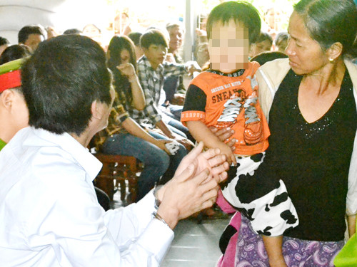 Phút cha con gặp mặt ngắn ngủi tại tòa