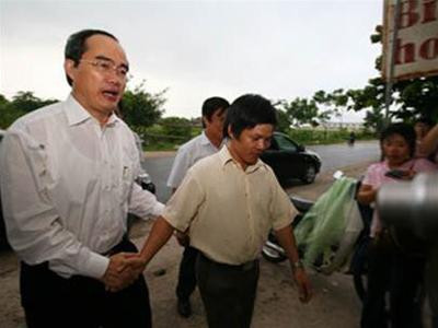 Thầy Đỗ Việt Khoa đón bộ trưởng vào thăm nhà mình ngày 12/7/2006.(Ảnh : Tuổi trẻ)