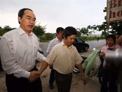 Thầy Đỗ Việt Khoa đón bộ trưởng vào thăm nhà mình ngày 12/7/2006.(Ảnh : Tuổi trẻ)