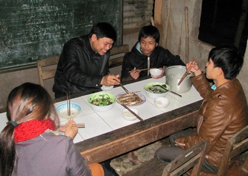  Hơn 1 năm nay, Đào là một thành viên của gia đình giáo viên trường THCS Pa Nang