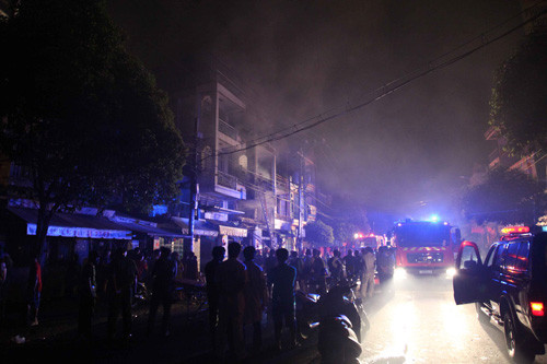 Mặc dù đã gần 1 giờ sáng, nhưng người dân hiếu kỳ vẫn tập trung theo dõi rất đông.