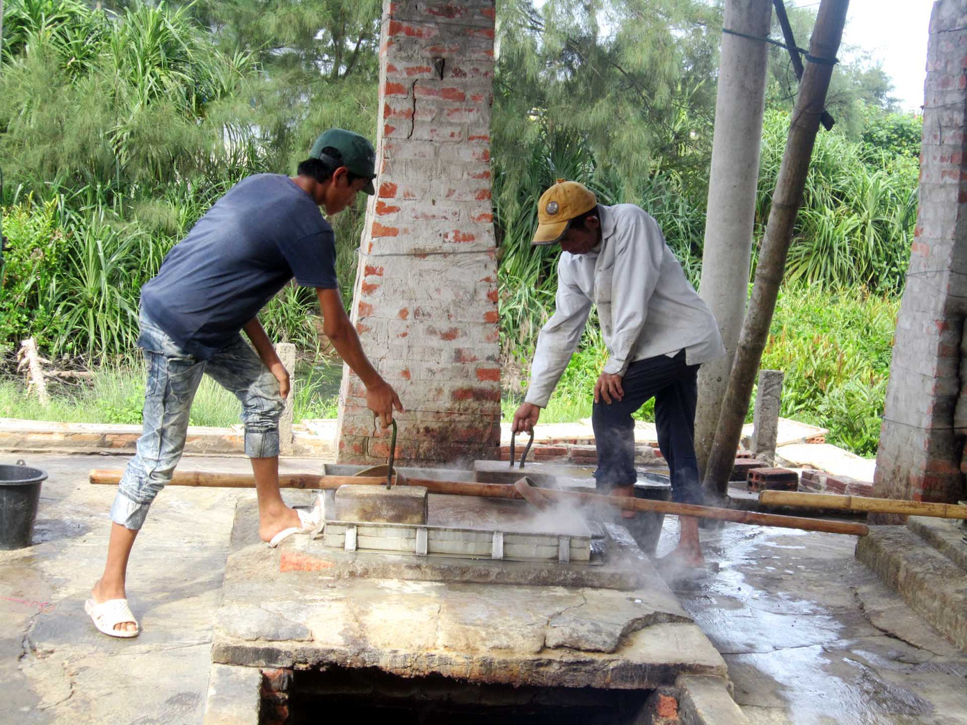 Những người có sức khỏe đảm trách công việc gánh cá, đứng lò. Sức nóng của lò hấp rất cao, do mỗi lần hấp đến chục mẻ