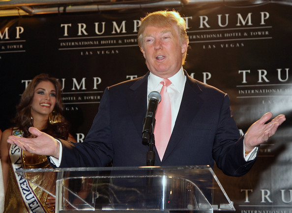 Dayana Mendoza (đằng sau) đã phủ nhận mối quan hệ với tỷ phú Trump