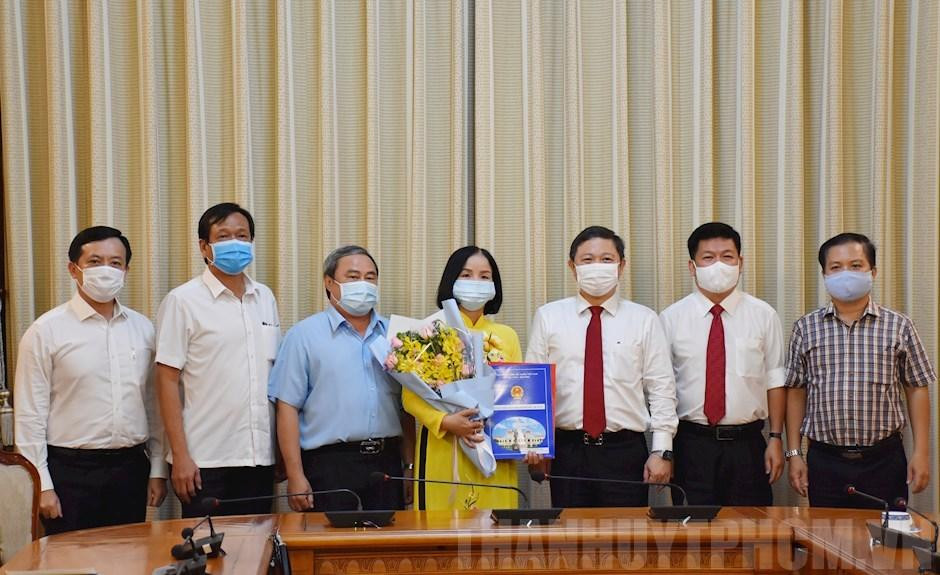 Bà Lê Thị Hồng Hậu (giữa) tại buổi trao quyết định bổ nhiệm Bà Lê Thị Hồng Hậu (giữa) tại buổi trao quyết định bổ nhiệm