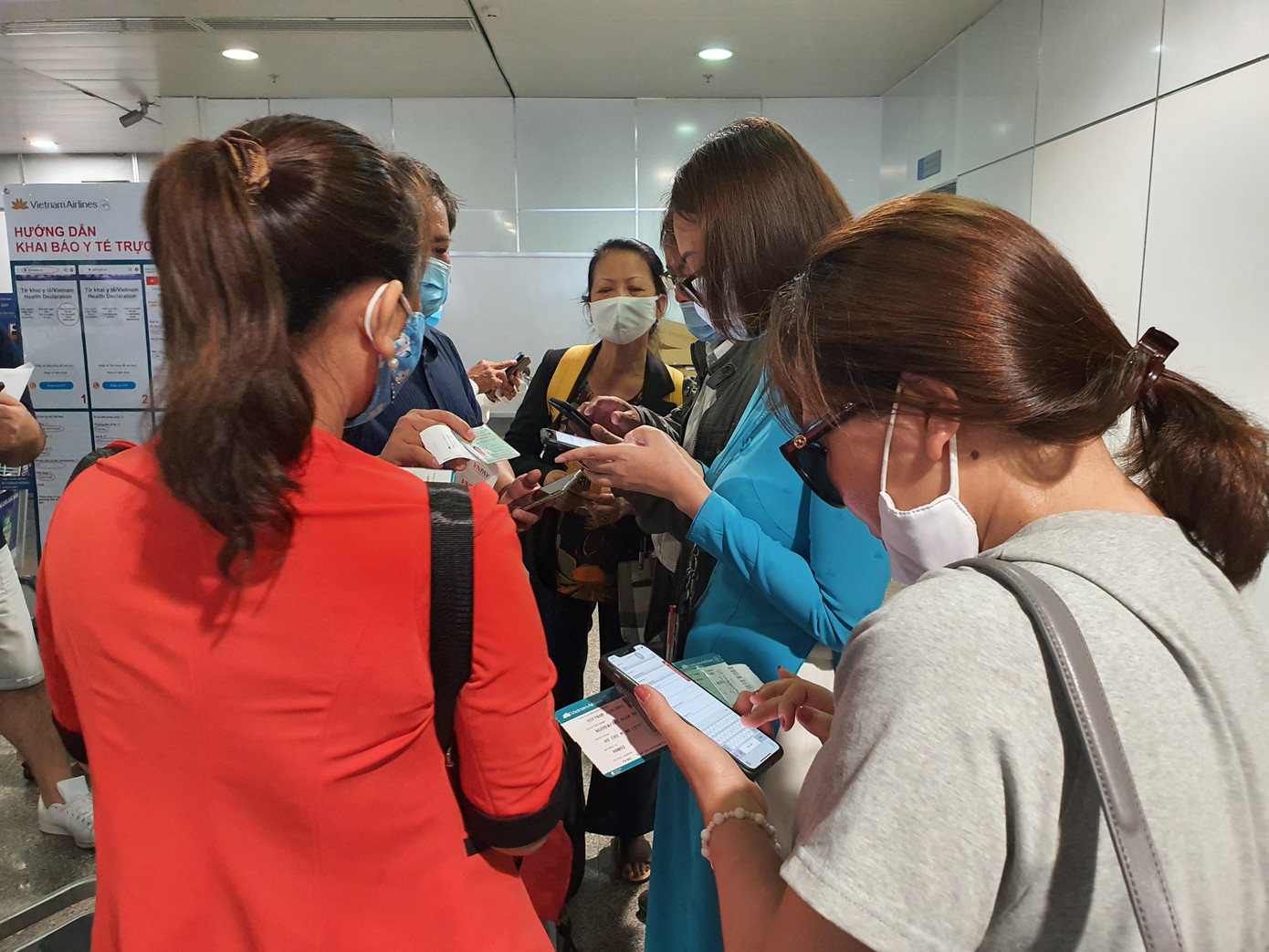 Người dân thực hiện khai báo y tế điện tử tại sân bay Tân Sơn Nhất