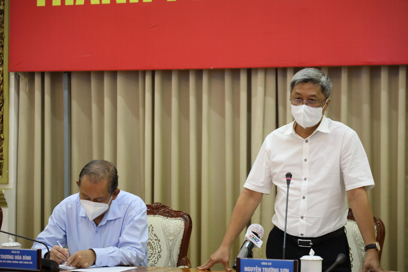 Thứ trưởng Bộ Y tế Nguyễn Trường Sơn tại cuộc họp