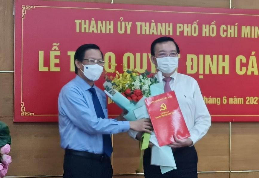 Ông Lê Hồng Sơn (phải) nhận quyết định từ Phó Bí thư thường trực Thành ủy Phan Văn Mãi