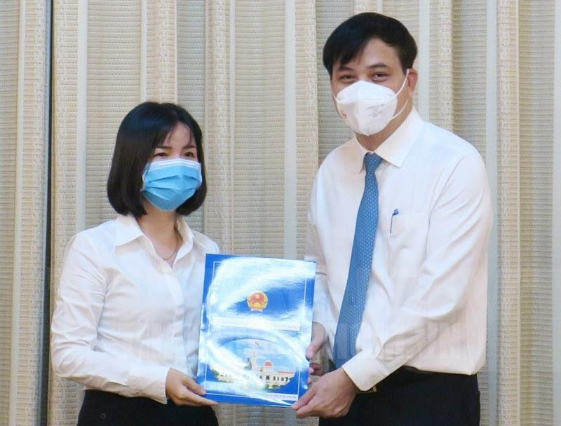 Bà Lê Thị Ngọc Thanh (trái). Ảnh: Thành ủy TPHCM Bà Lê Thị Ngọc Thanh (trái). Ảnh: Thành ủy TPHCM