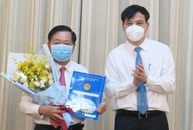 Ông Nguyễn Hồng Anh (trái) nhận quyết định nghỉ hưu Ông Nguyễn Hồng Anh (trái) nhận quyết định nghỉ hưu